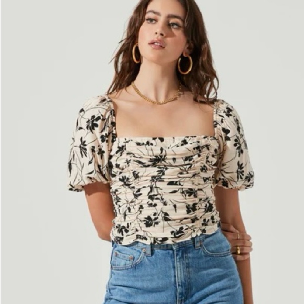 Astr Floral Ruched Blouse in Cream and Black